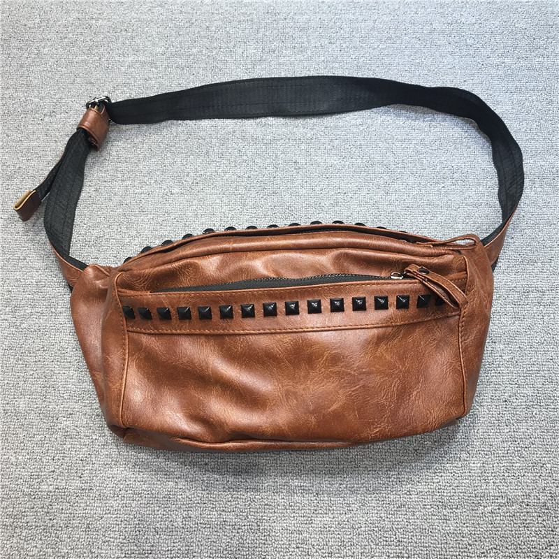 Menn Pu-skinn Brystveske Med Stor Kapasitet Retro Vanntette Nagler Dekorer Crossbody-skulderveske