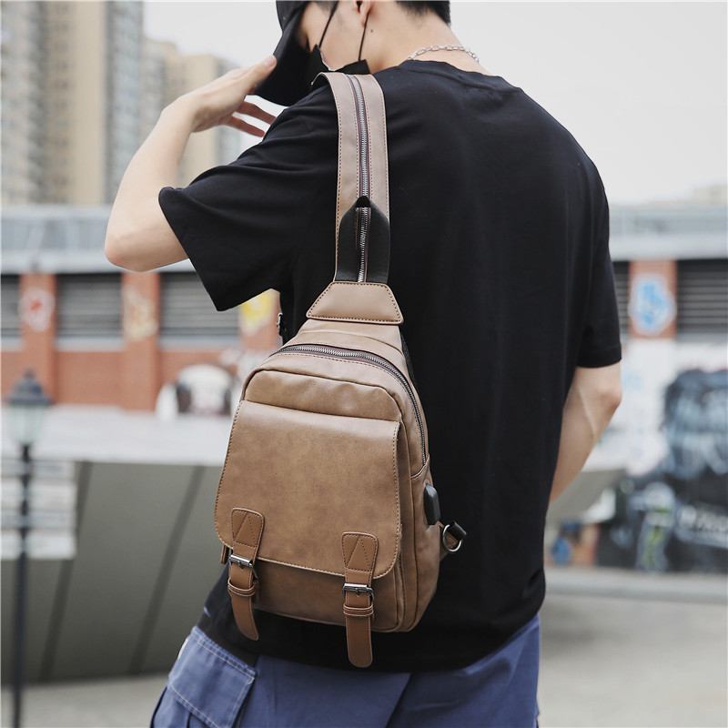 Menn Retro Øretelefonhull Multi-carry Usb Lade Multi-layers Vanntett Crossbody Veske Bryst Veske Sling Bag