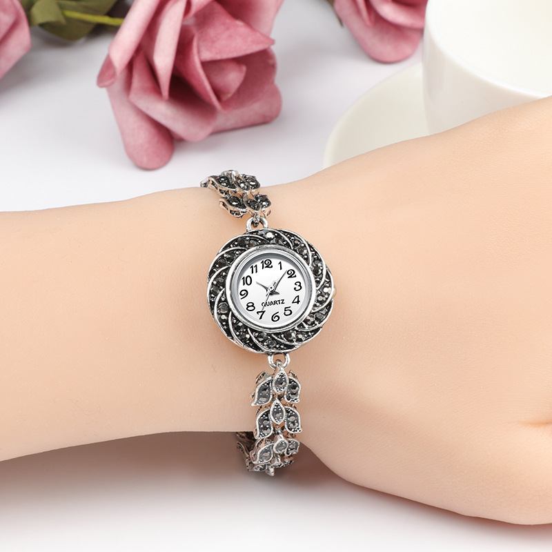 Grey Crystal Dame Armbånd Watch Fasjonable Retro Style Quartz Watch