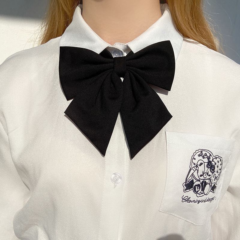 Avdeling Kvinnelige Studentseilere Bærer Uniform Collegiate Bow