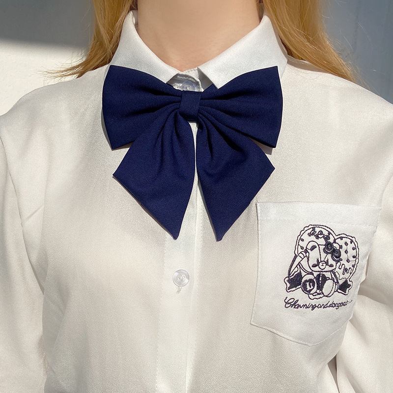 Avdeling Kvinnelige Studentseilere Bærer Uniform Collegiate Bow